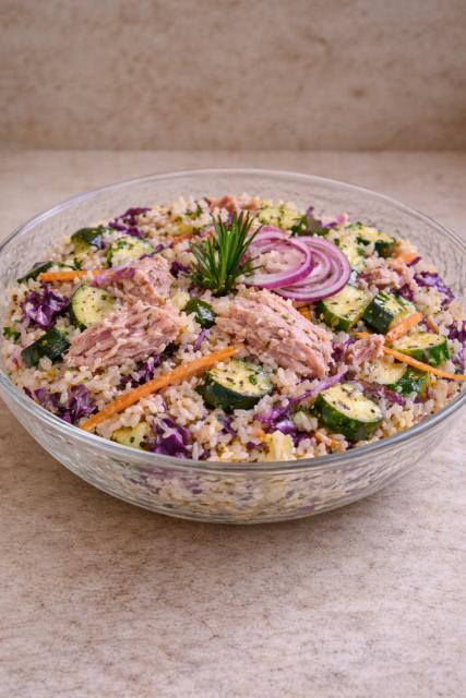 Salade de thon, riz, choux rouge, carotte, courgette