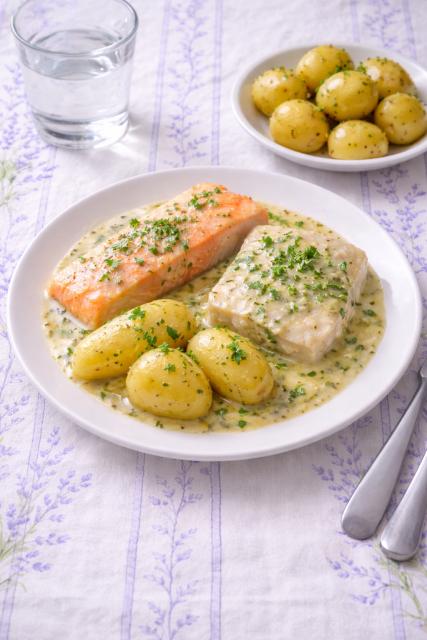 Saumon et colin d'Alaska à l'oseille, pommes de terre à l'étouffée